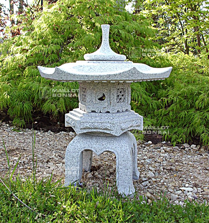 Lanterne japonaise en granite rokkaku yukimi. lanterne pour jardin zen